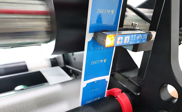 實(shí)時(shí)在線(xiàn)打印貼標機,打印貼標機,全自動(dòng)貼標機廠(chǎng)家